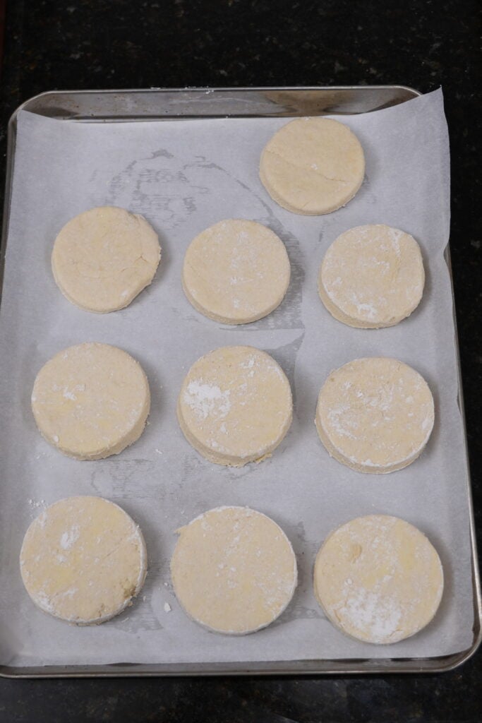 Cutting the dough straight down with a round cutter